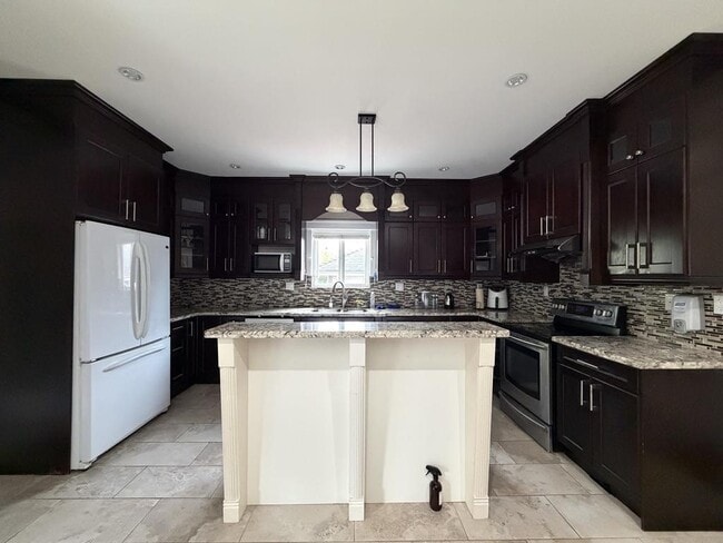 Building Photo - 16067 14