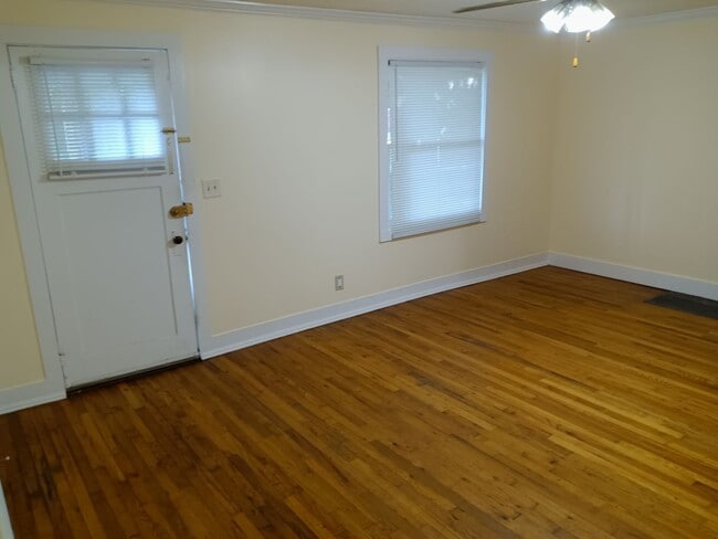 Building Photo - 2 Bedroom / 1 Bath  Home Johnson City, TN