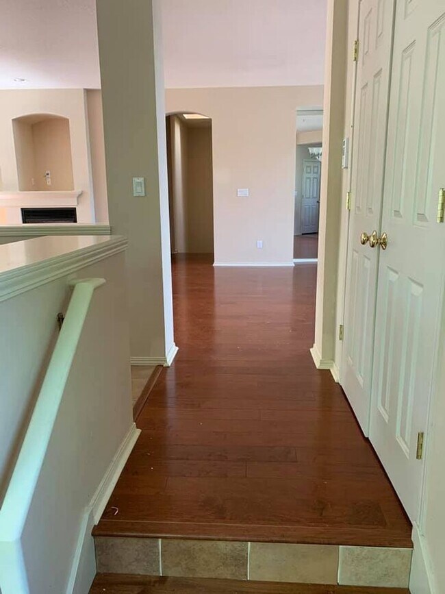 Foto del edificio - Spectacular 2 BD* 2BA* Townhome Located In...