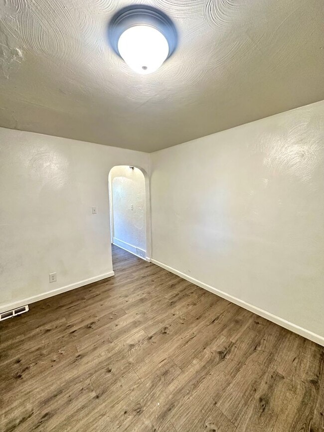 Building Photo - Updated 4 Bed, 1 Bath Home in Hazelwood - Central AC & Heat, Minutes from Downtown - Available Now!