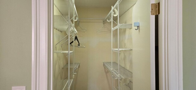 Foto del edificio - "FURNISHED" 1bd! Walk-in closet, private b...