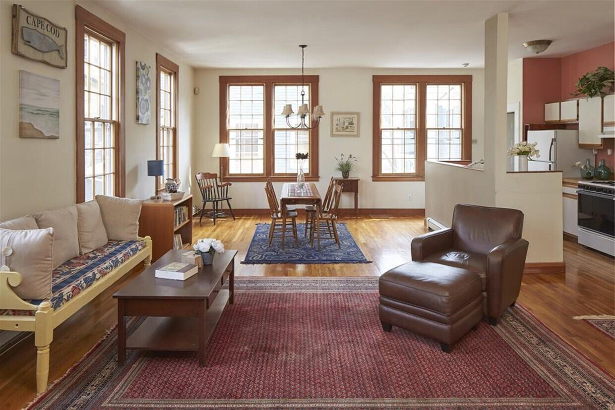 Primary Photo - 109 River St