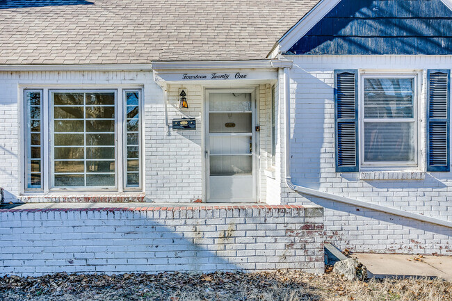 Building Photo - Indian Hills Area - Large 2 bedroom home