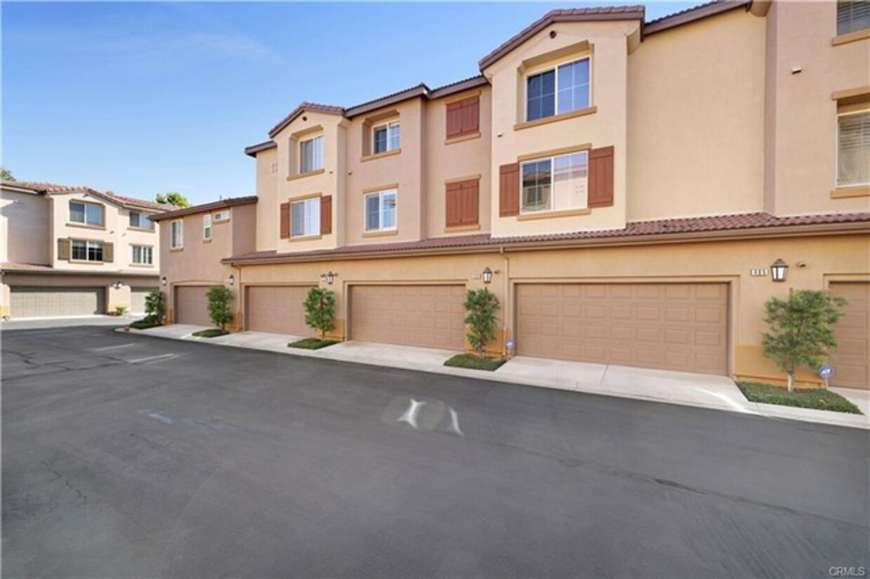 Foto principal - Beautifully Upgraded 3 Bedroom Townhome in...