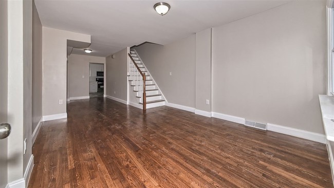 Building Photo - 96B Suburbia Dr