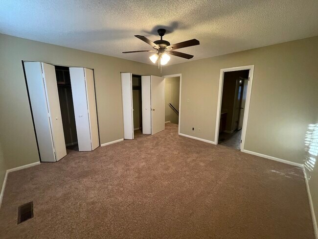 Foto del edificio - 8 Westbrook Cir