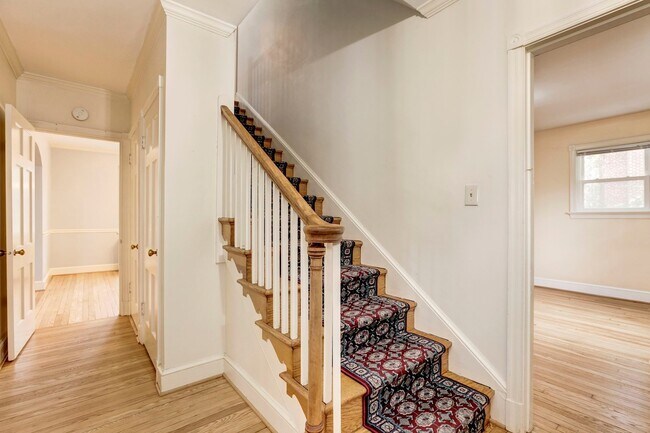 Building Photo - 4 bed 2.5 bath - Silver Spring Colonial - ...