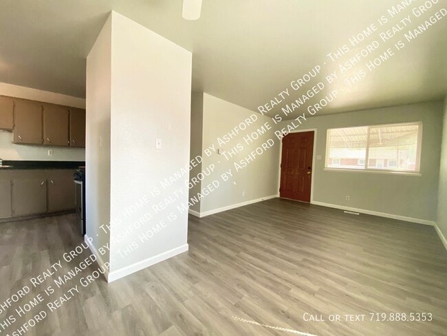 Photo - 2230 Ivanhoe Dr- House