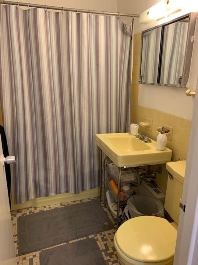 Building Photo - Charming and Sunlit 1 BD, 1 BA with Main Level Walk-in in Glover Park, NW DC!! Utilities Included