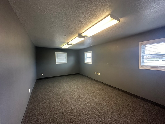Building Photo - 1075 Sutton Rd