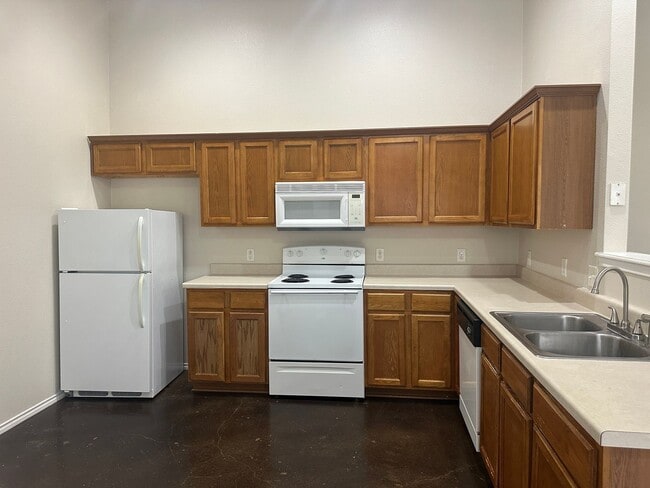 Building Photo - 5731 Golf Heights