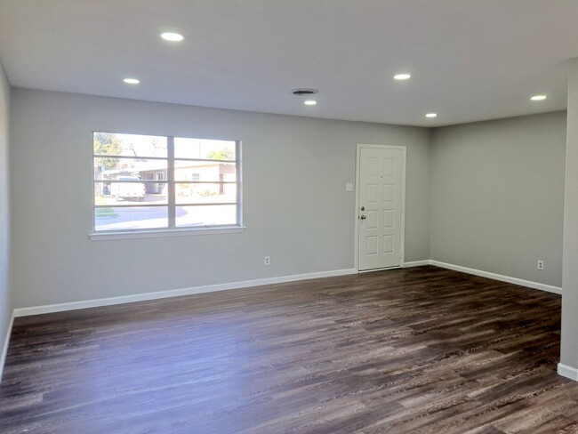 Foto del edificio - Remodeled 4 Bedroom/2 Bath