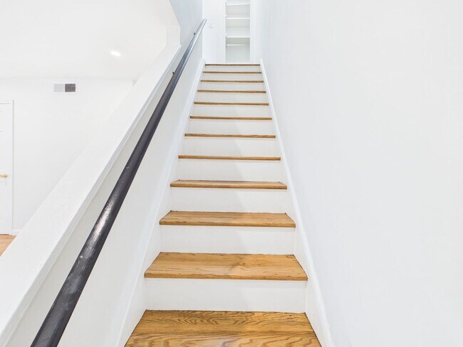 Building Photo - 2000 Lamb Ave