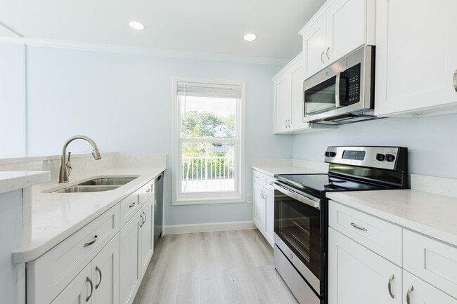 Building Photo - 224 W Seaview Dr