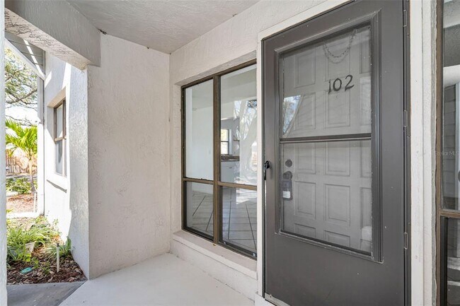 Foto del edificio - 10626 Longwood Dr