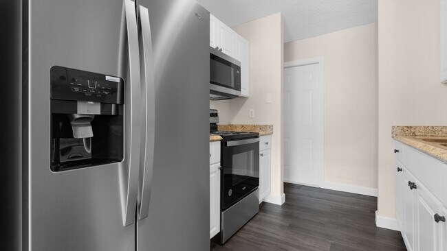 Building Photo - Coastal Chic: Newly Renovated 2 Bed, 2 Bat...