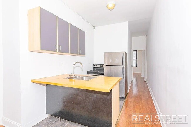 Building Photo - Stylish & Spacious Apartment in the Heart of Bushwick