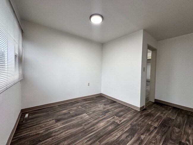 Building Photo - Spacious 2 PLUS Bedroom 1 Bath Duplex in T...