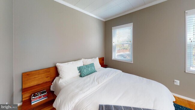 Building Photo - 6904 Kenyon Dr