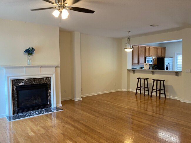 Chimenea a gas de concepto abierto para sala de estar y comedor - 1684 Northgate Mill Dr