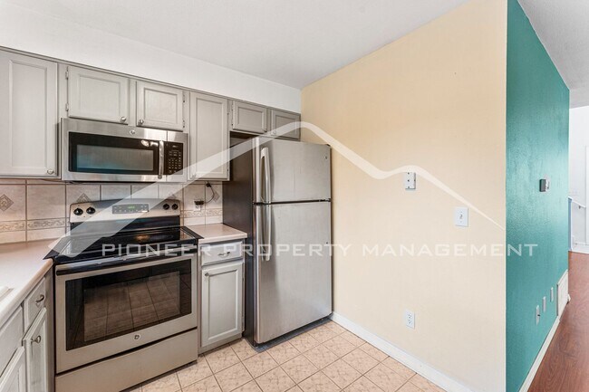 Building Photo - Spacious Home with Washer/Dryer and Centra...