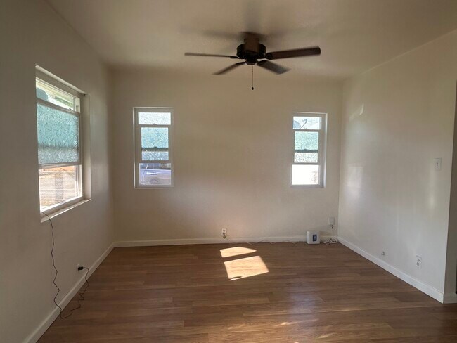 Living room - 3940 Mennes Ave