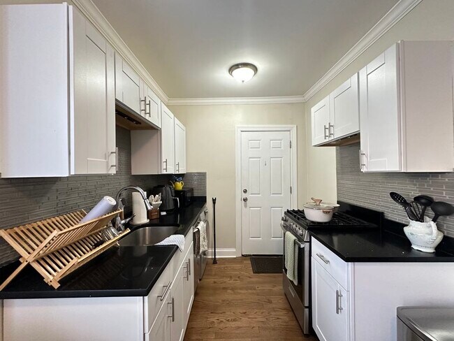 Foto del edificio - 3817 N Greenview Ave