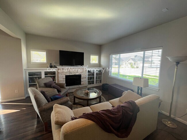 Foto del edificio - 3 bed, 2.5 bath townhouse in CDA Place!