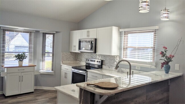 Carrara marble countertops & vaulted ceiling - 124 Cimarron Dr