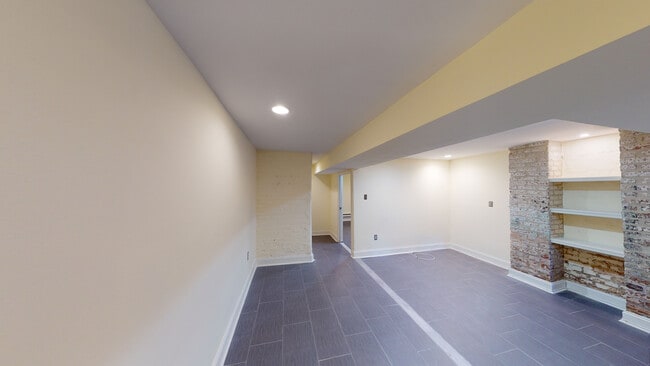 Building Photo - 2476 Ontario Rd NW