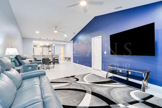 Building Photo - Beautifully Furnished 2BR Home + Bonus Room