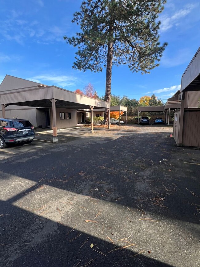 Building Photo - 2 Bedroom Townhome