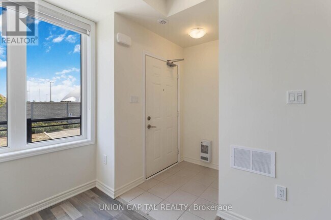 Photo du bâtiment - 2255-2255 McNab Ln