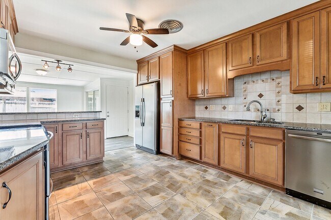 Building Photo - Better Price! Old Jefferson 3 Bedroom! Clo...