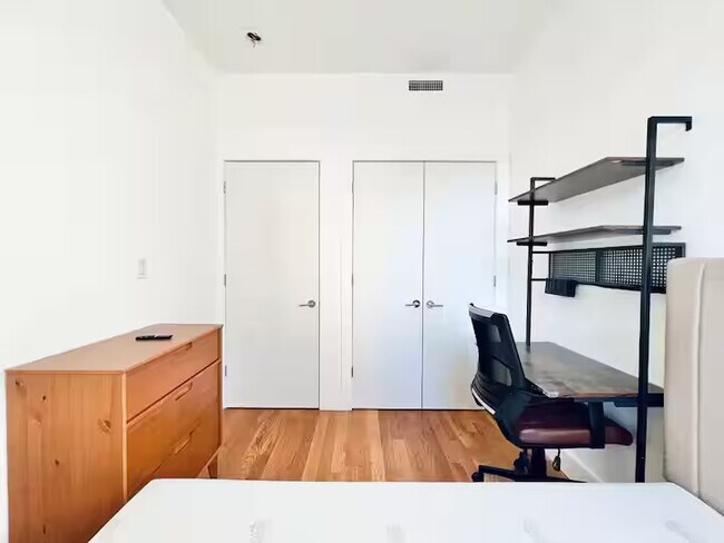 Foto del edificio - Furnished room/NOT APARTMENT