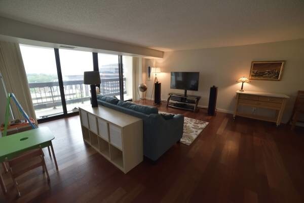 Foto principal - 3800 Fairfax Dr
