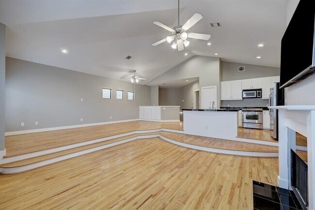 Foto del edificio - 9805 Riddlelink Ln