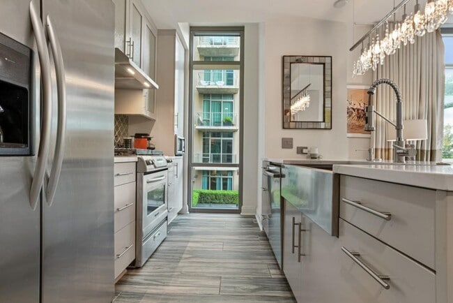 Building Photo - 905 Juniper St NE