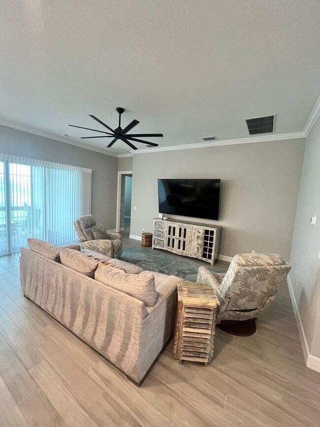 Foto del edificio - STUNNING LAKEFRONT 3 BEDROOM, 2.5 BATH HOM...
