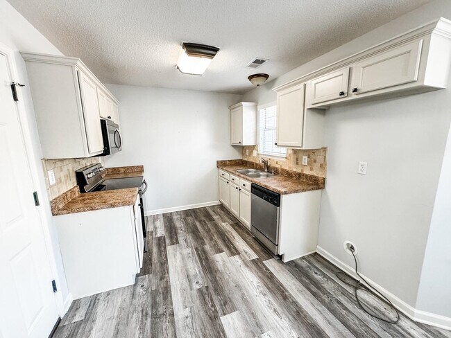 Foto del edificio - 1645 Sawmill Creek Ln
