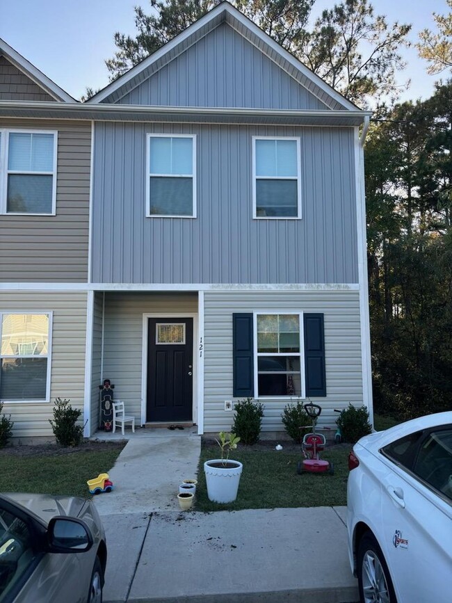 Building Photo - Beautiful 2 bedroom, 2.5 bath townhome Hol...