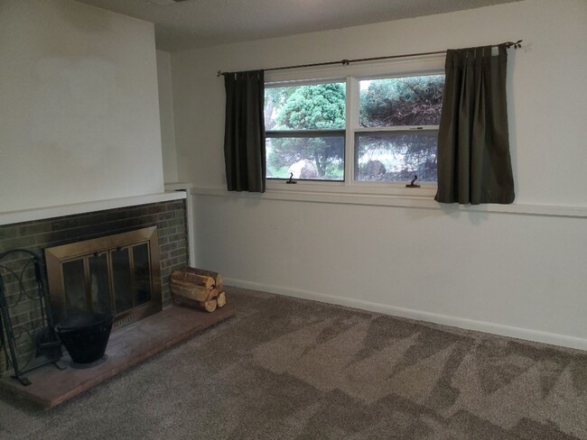 Building Photo - STUDENTS WELCOME! 4 Bed 2 Bath Single Fami...