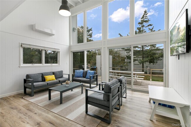 Building Photo - 54 Thompson Ave