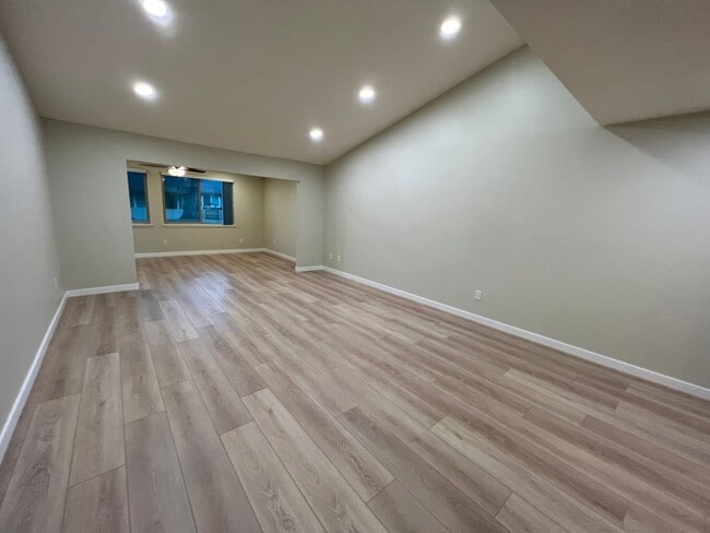 Foto del edificio - Beautiful Coronado II for Rent