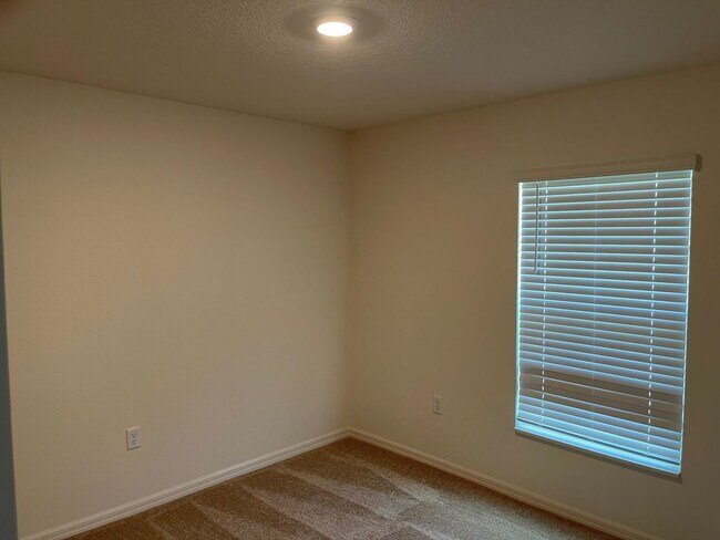 Foto del edificio - Like new 5/3/2 with screened in porch and much more...