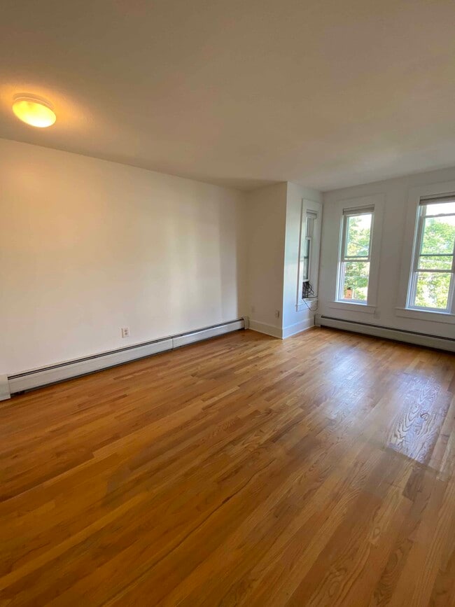 Larger bedroom - 10 Graves Ave