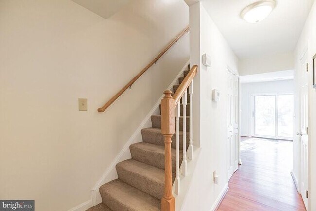 Building Photo - 498 Thistle Pl