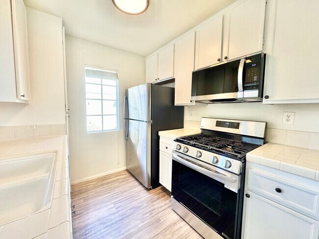 Foto del edificio - Stylish 2BD/2BA Condo in Mira Mesa's Summit Ridge Community with Private Patio & Pool Access