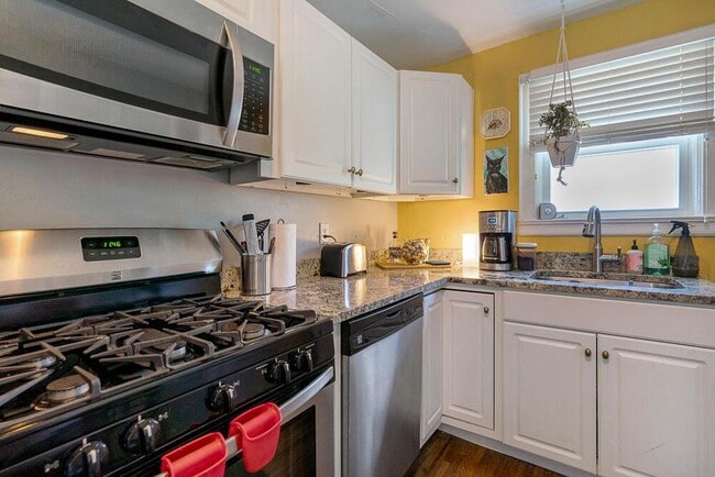 Building Photo - 1607 Elmwood Ave
