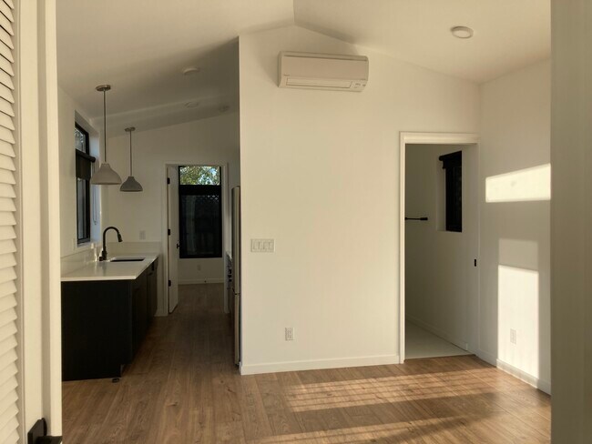 Building Photo - 8006 Park Hill Dr